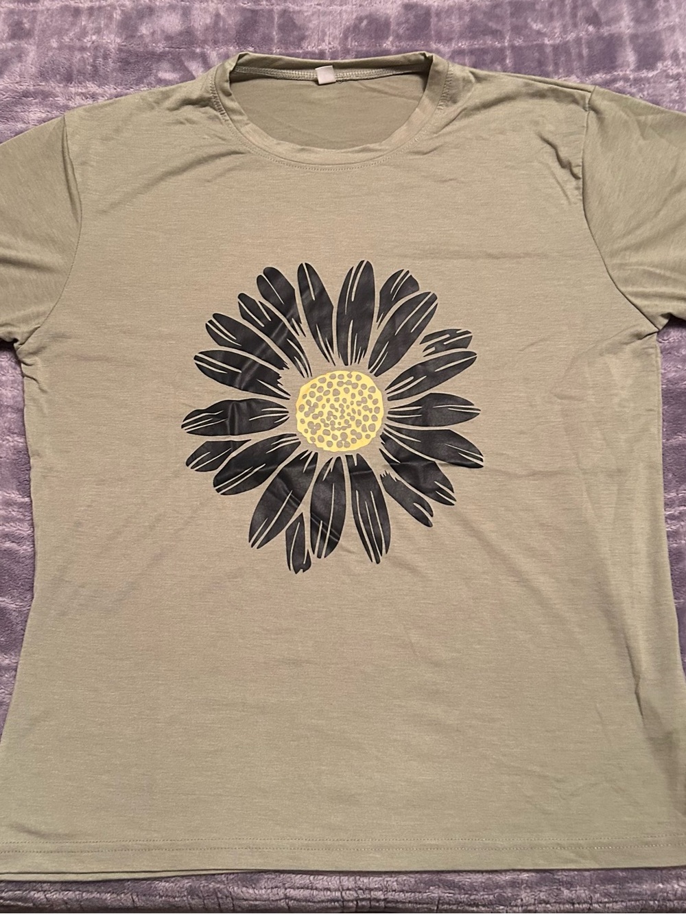 New no tags, Women’s Large Sage Green Daisy Short sleeve Tee